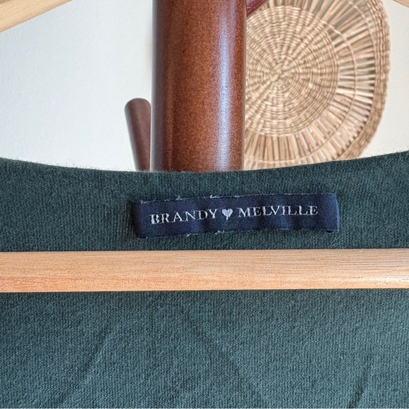 BRANDY MELVILLE GREEN LONG SLEEVE - Picture 3 of 3